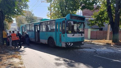 У Чернігові легковик зіткнувся із тролейбусом: є травмовані У Чернігові легковик зіткнувся із тролейбусом: є травмовані