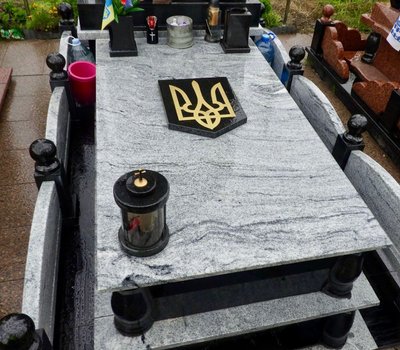 У Звягелі жінці повідомили про підозру в нарузі над могилами військовослужбовців У Звягелі жінці повідомили про підозру в нарузі над могилами військовослужбовців
