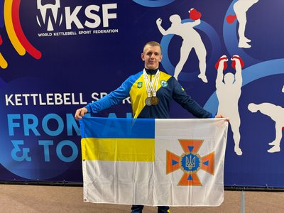 Микола Шалан із здобутими медалями та прапором, на якому зображений стяг України та емблема ДСНС Микола Шалан із здобутими медалями та прапором, на якому зображений стяг України та емблема ДСНС