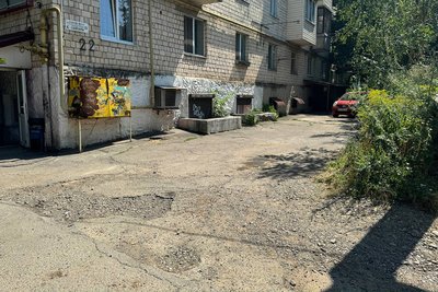 Міжбудинковий проїзд за адресою бульвар Героїв Крут, 22 у Чернівях, де планують провсети ремонт