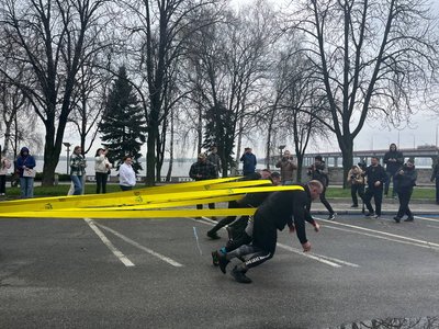 Командний рекорд: у Дніпрі четверо атлетів протягнули 18-тонну фуру на 20 метрів за 16,72 секунди Командний рекорд: у Дніпрі четверо атлетів протягнули 18-тонну фуру на 20 метрів за 16,72 секунди