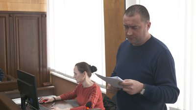 У Чернігові судять чоловіка, який під час хвилини мовчання вигукував "Слава Росії" У Чернігові судять чоловіка, який під час хвилини мовчання вигукував "Слава Росії"