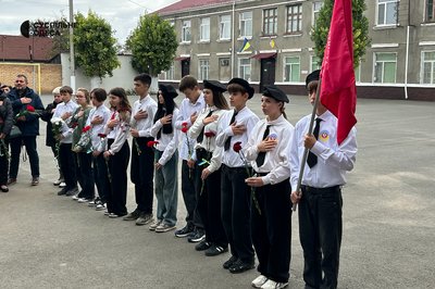 Загинув на Луганщині: в Ізмаїлі відкрили меморіальну дошку полеглому прикордоннику Загинув на Луганщині: в Ізмаїлі відкрили меморіальну дошку полеглому прикордоннику