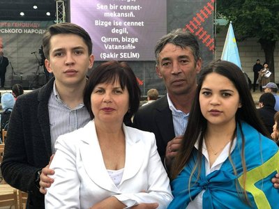 Bir sene evel rus quvetçileri Leniye Umerovanı tuttılar: qardaşından qırımtatar qızınıñ ayat ikâyesi Bir sene evel rus quvetçileri Leniye Umerovanı tuttılar: qardaşından qırımtatar qızınıñ ayat ikâyesi