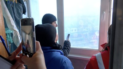 "Бахнуло не сильно": жителі багатоповерхівки в Черкасах, куди поцілив ударний дрон "Бахнуло не сильно": жителі багатоповерхівки в Черкасах, куди поцілив ударний дрон