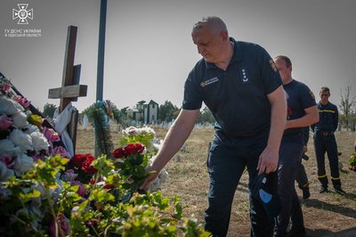 На Одещині відкрили меморіальну дошку піротехніку, який загинув під час розмінування Снігурівки На Одещині відкрили меморіальну дошку піротехніку, який загинув під час розмінування Снігурівки