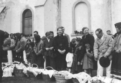 Біг з кошиками, спалювання шин та день без води: які великодні традиції існують на Закарпатті Біг з кошиками, спалювання шин та день без води: які великодні традиції існують на Закарпатті