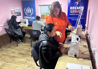 В Ужгороді переселенка із Бердянська Інна Кущ навчає ромок шити одяг В Ужгороді переселенка із Бердянська Інна Кущ навчає ромок шити одяг