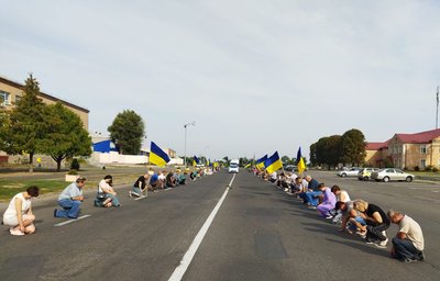 Провели на колінах "живим коридором": на Черкащині поховали військового