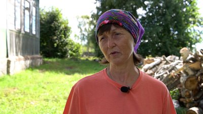 В селі на Чернігівщині через нестачу чоловіків жінки рубають та пиляють дрова і косять траву В селі на Чернігівщині через нестачу чоловіків жінки рубають та пиляють дрова і косять траву