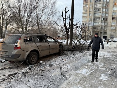 Російський дрон влучив у двір багатоквартирного будинку в Зарічному районі Сум Російський дрон влучив у двір багатоквартирного будинку в Зарічному районі Сум