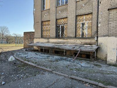 "В оселях пошкоджені усі вікна та балкони". Які наслідки масованого обстрілу Корабельного району Херсона "В оселях пошкоджені усі вікна та балкони". Які наслідки масованого обстрілу Корабельного району Херсона