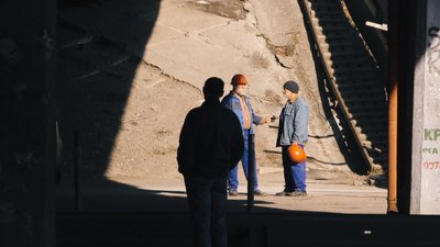 Кадр з фільму "Роздуми про мир під час повітряного нальоту" Кадр з фільму "Роздуми про мир під час повітряного нальоту"