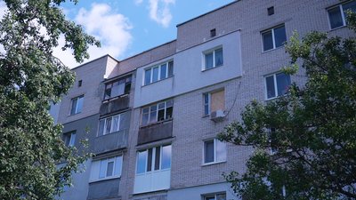 Уламок у дитяче ліжко і вибиті шибки в будинках: війська РФ вночі атакували Суми Уламок у дитяче ліжко і вибиті шибки в будинках: війська РФ вночі атакували Суми