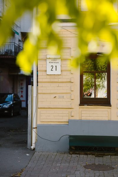 У Києві встановили ще одну мініскульптуру проєкту "Шукай". Цього разу, присвячену силі слова У Києві встановили ще одну мініскульптуру проєкту "Шукай". Цього разу, присвячену силі слова