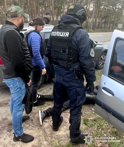 На Житомирщині поліцейські затримали чоловіка під час продажу боєприпасів і гранати На Житомирщині поліцейські затримали чоловіка під час продажу боєприпасів і гранати