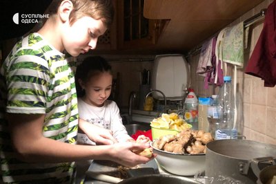 В'яже пледи та готує корисні суміші: В Одесі 7-річна дівчинка допомагає ЗСУ В'яже пледи та готує корисні суміші: В Одесі 7-річна дівчинка допомагає ЗСУ