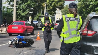 На Винниченка у Луцьку — аварія за участю мотоцикла і легковика