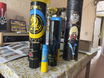 Розмальовані гільзи й тубуси від снарядів Розмальовані гільзи й тубуси від снарядів