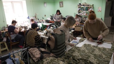У швейному цеху на Вінниччині безкоштовно відшивають одяг та амуніцію для захисників У швейному цеху на Вінниччині безкоштовно відшивають одяг та амуніцію для захисників