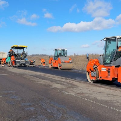 На трасі М-21 на Вінниччині ремонтують дорожнє покриття На трасі М-21 на Вінниччині ремонтують дорожнє покриття