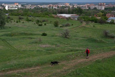 Чоловік гуляє з собакою в одному із районів Словʼянська. Донеччина, 16 травня 2026 року Чоловік гуляє з собакою в одному із районів Словʼянська. Донеччина, 16 травня 2026 року