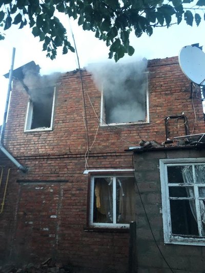 РФ влучила у дах багатоквартирного будинку у Вовчанську на Харківщині: сталася пожежа РФ влучила у дах багатоквартирного будинку у Вовчанську на Харківщині: сталася пожежа
