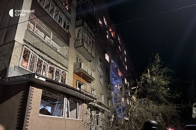 Армія РФ влучила по багатоповерхівці в Сумах: є травмовані, серед них дитина Армія РФ влучила по багатоповерхівці в Сумах: є травмовані, серед них дитина