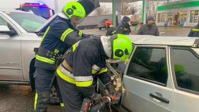 "Рятувальники деблокували водія". На Кіровоградщині внаслідок аварії травмувались троє людей "Рятувальники деблокували водія". На Кіровоградщині внаслідок аварії травмувались троє людей
