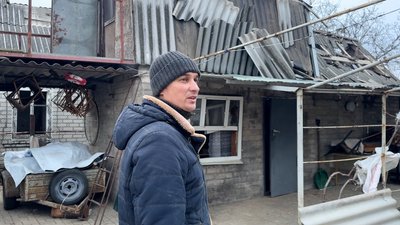 Євген на побитому внаслідок обстрілу подвір'ї Донецька область 14 січня 2026 рік Євген на побитому внаслідок обстрілу подвір'ї Донецька область 14 січня 2026 рік