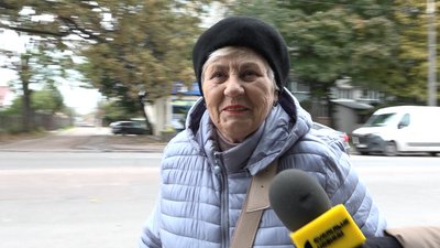 У Житомирі асфальт довкола стовбура дуба на вулиці Володимира Гнатюка не зняли У Житомирі асфальт довкола стовбура дуба на вулиці Володимира Гнатюка не зняли