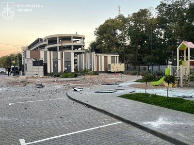 Пошкоджений спортивно-концертний комплекс, житлові будинки, є постраждалі: прокуратура розслідує атаку РФ на Одесу Пошкоджений спортивно-концертний комплекс, житлові будинки, є постраждалі: прокуратура розслідує атаку РФ на Одесу