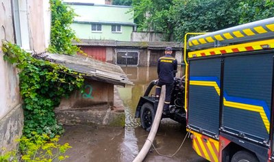 Рятувальники відкачували воду з приватних осель та територій внаслідок негоди Рятувальники відкачували воду з приватних осель та територій внаслідок негоди
