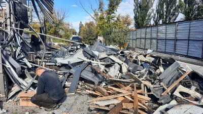 «Шахед» влучив у кабінет: у Кропивницькому російський дрон пошкодив підприємство з виготовлення пластикових вікон «Шахед» влучив у кабінет: у Кропивницькому російський дрон пошкодив підприємство з виготовлення пластикових вікон