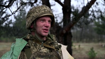 Як курсанти долають психологічну смугу перешкод та відпрацьовують евакуацію пораненого Як курсанти долають психологічну смугу перешкод та відпрацьовують евакуацію пораненого