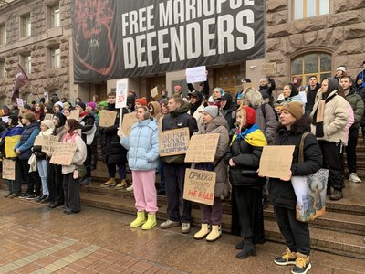 "Гроші на ЗСУ": в Києві під КМДА знову зібрались мітингувальники, до них вийшов депутат "Гроші на ЗСУ": в Києві під КМДА знову зібрались мітингувальники, до них вийшов депутат