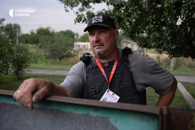 Волонтер благодійного фонду "Схід SOS" Євген допомагає з евакуацією жителів прифронтової Межової на Дніпропетровщині, 17 липня 2025 року