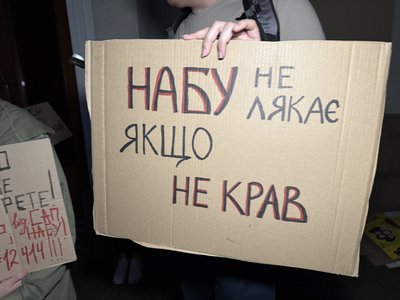 Полтавці вчетверте зібралися на акцію протесту проти закону, який нівелює незалежність НАБУ та САП Полтавці вчетверте зібралися на акцію протесту проти закону, який нівелює незалежність НАБУ та САП