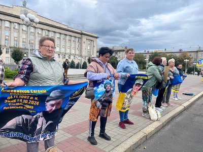 «Маємо за них боротися»: у Черкасах провели акцію на підтримку полонених та зниклих безвісти «Маємо за них боротися»: у Черкасах провели акцію на підтримку полонених та зниклих безвісти