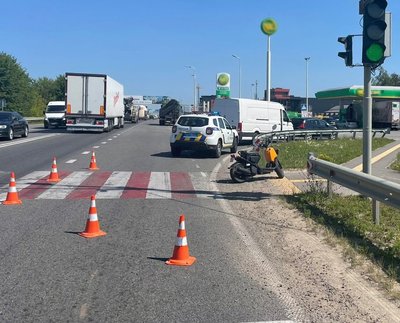 На Львівщині зіткнулися вантажівка та скутер: є травмований На Львівщині зіткнулися вантажівка та скутер: є травмований