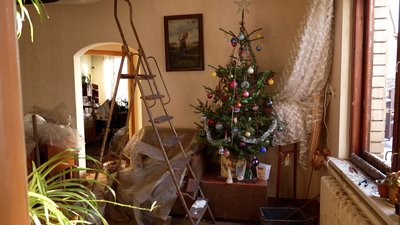 "Вікон та стелі немає, а ялинка вистояла": що розповідають мешканці пошкоджених будинків про атаку РФ на Чернігів "Вікон та стелі немає, а ялинка вистояла": що розповідають мешканці пошкоджених будинків про атаку РФ на Чернігів