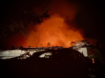 Пожежа у Чугуєві після російських ударів по місту вночі 7 листопада 2025 року Пожежа у Чугуєві після російських ударів по місту вночі 7 листопада 2025 року