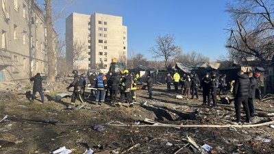 Наслідки удару "Іскандер-М" по Київському району Харкова, 7 березня 2025 року Наслідки удару "Іскандер-М" по Київському району Харкова, 7 березня 2025 року