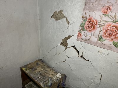 "Як ударило, то вікна посипалися". Як оговтуються жителі Токарів після ракетного обстрілу "Як ударило, то вікна посипалися". Як оговтуються жителі Токарів після ракетного обстрілу
