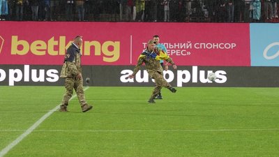 12 днів відбивав штурми: історія нацгвардійця, який зробив перший удар по м'ячеві у футбольному матчі Верес-Полісся 12 днів відбивав штурми: історія нацгвардійця, який зробив перший удар по м'ячеві у футбольному матчі Верес-Полісся