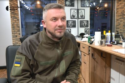 Понад сотню бійців за рік: в Одесі барбери безплатно стрижуть військових Понад сотню бійців за рік: в Одесі барбери безплатно стрижуть військових
