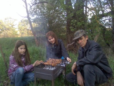 Родина в лісі смажить м'ясо Родина в лісі смажить м'ясо