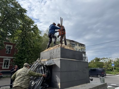 У Полтаві продовжили демонтаж пам'ятника на місці відпочинку Петра І У Полтаві продовжили демонтаж пам'ятника на місці відпочинку Петра І