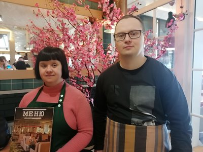 "Один день на роботі": у Кропивницькому люди з синдромом Дауна вчилися професії офіціанта