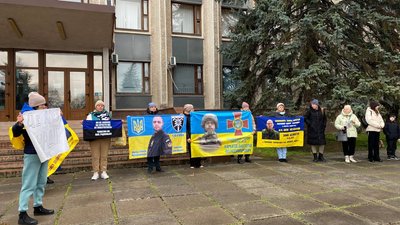 Учасники акції хочуть, аби створили "Алею Надії" з портретами їх рідних, які перебувають у полоні або зникли безвісти Учасники акції хочуть, аби створили "Алею Надії" з портретами їх рідних, які перебувають у полоні або зникли безвісти